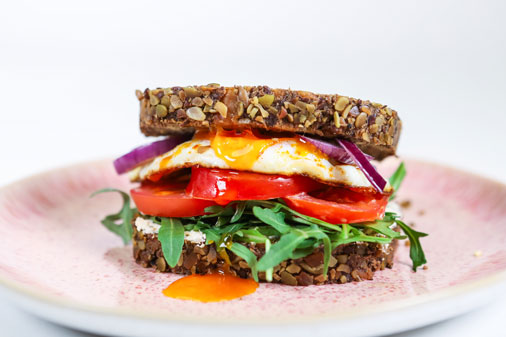 REZEPT: Frühstücks-Sandwich mit Spiegelei und Rucola