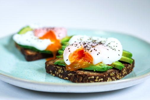 REZEPT: Pochierte Eier auf Avocadobrot