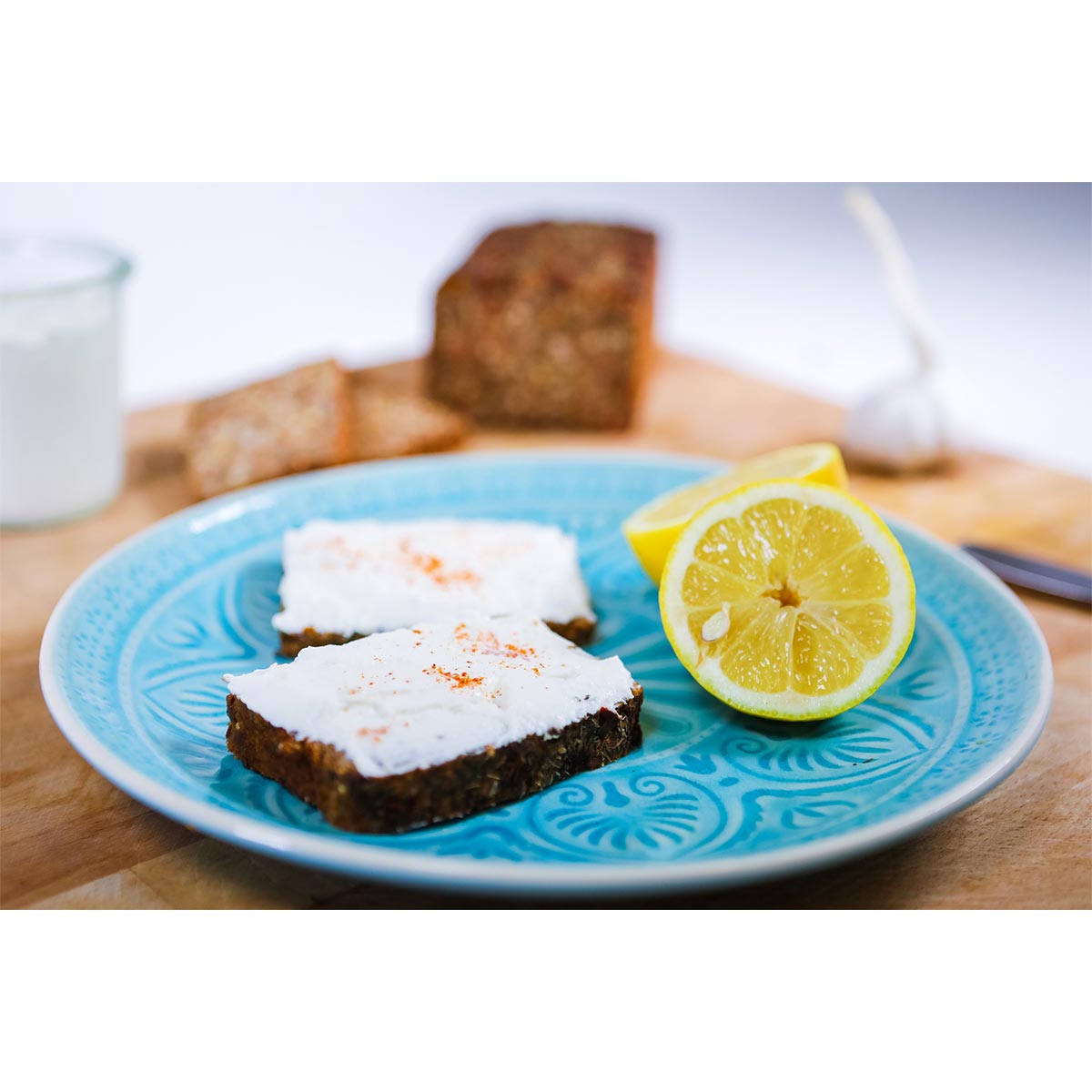 REZEPT: Sommer-Aufstrich Feta-Zitrone auf Gemüsebrot