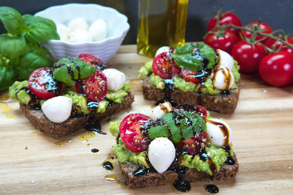 REZEPT: Avocado Caprese Schnittchen