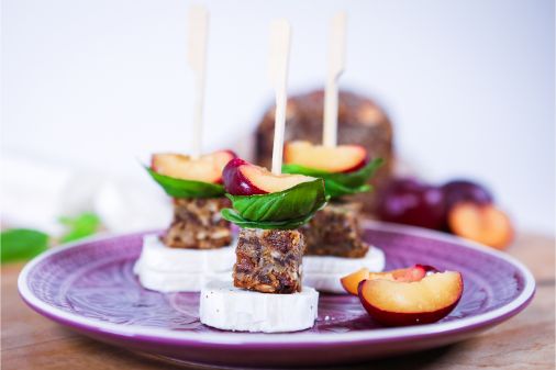 REZEPT: Süße Weihnachtsspieße mit Pflaumen & Ziegenkäse